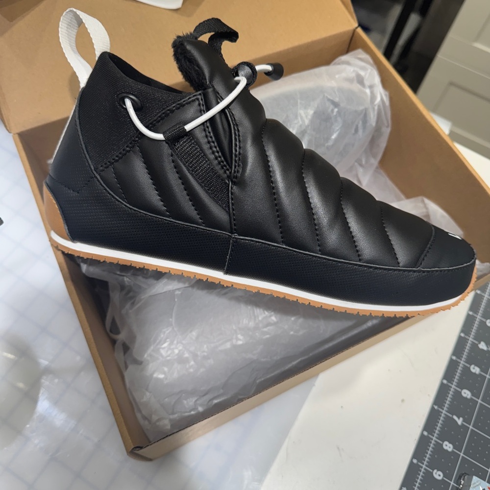 Unisex LINE Slip-On - Black